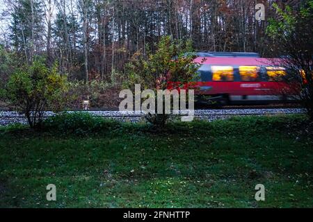 Verfaultes Warnsystem bei Gleisbauarbeiten auf der Bahnstrecke Starnberg-München. Stockfoto