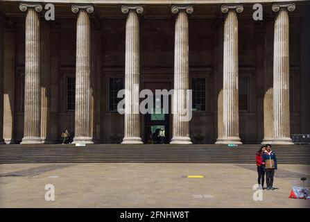 London, Großbritannien. Mai 2021. Besucher fotografieren vor dem British Museum. Die Museen und Galerien wurden wiedereröffnet, da weitere Sperrbeschränkungen in England aufgehoben wurden. Vuk Valcic / Alamy Live News Stockfoto