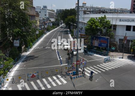 Kalkutta, Indien. Mai 2021. Fast eine leere Straße während der anhaltenden Covid-induzierten Sperrung in Kalkutta. (Foto: Suraranjan Nandi/Pacific Press) Quelle: Pacific Press Media Production Corp./Alamy Live News Stockfoto