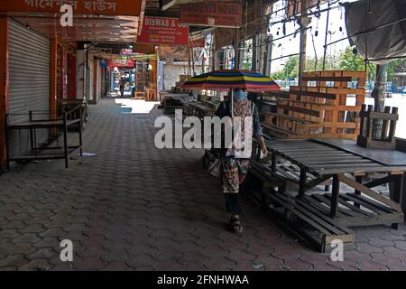 Kalkutta, Indien. Mai 2021. Fast ein leerer Fußweg während der anhaltenden Covid-induzierten Lockdown in Kalkata. (Foto: Suraranjan Nandi/Pacific Press) Quelle: Pacific Press Media Production Corp./Alamy Live News Stockfoto