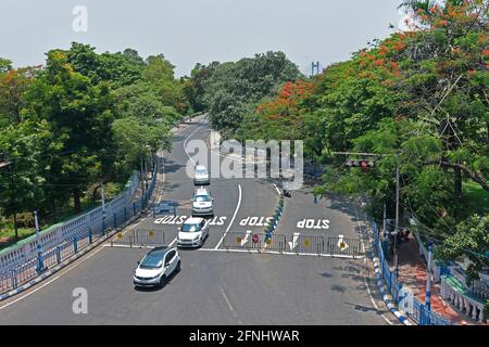 Kalkutta, Indien. Mai 2021. Fast eine leere Straße während der anhaltenden Covid-induzierten Sperrung in Kalkutta. (Foto: Suraranjan Nandi/Pacific Press) Quelle: Pacific Press Media Production Corp./Alamy Live News Stockfoto