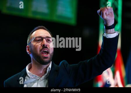 Zagreb, Kroatien. Mai 2021. Tomislav Tomasevic, Kandidat des Zagreber Bürgermeisters der „Wir können!“ Partei, feiert nach dem Sieg der ersten Runde der Wahlen in Zagreb, Kroatien, 16. Mai 2021. Die regierende Mitte-Rechts-Kroatische Demokratische Union (HDZ) bestätigte ihre Dominanz bei den Kommunalwahlen am Sonntag, obwohl eine links-grüne Koalition unter der Führung des „Wir können!“ Partei gewann die meisten Sitze in der Hauptstadt Versammlung. Quelle: Xinhua/Alamy Live News Stockfoto