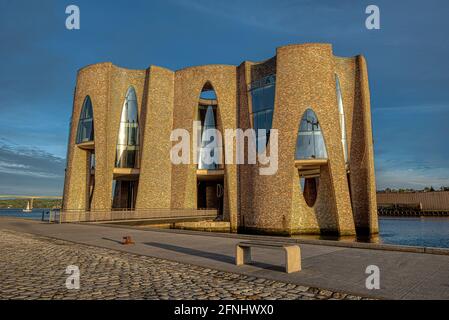 Bank mit langen Schatten am späten Nachmittag vor dem ikonischen Gebäude Frordenhus Vejle, Dänemark, 10. Mai 2021 Stockfoto