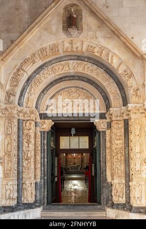 Radovans Portal der Kathedrale St. Lawrence in Trogir, Kroatien. Stockfoto