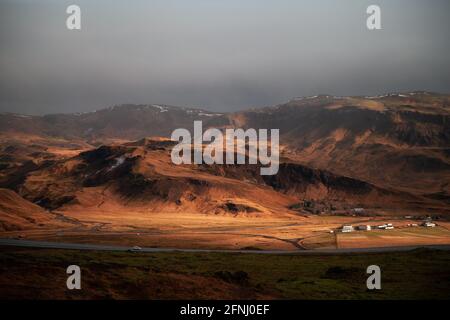 Gebiet in der Nähe von Hveragerdi mit von der Sonne beleuchteten Bergen, Südisland Stockfoto