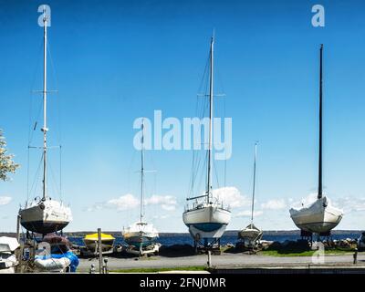 Segelboote festgemacht am Ufer des Lake Ontario bei Navy Point Marine in Sackets Harbor, New York Stockfoto