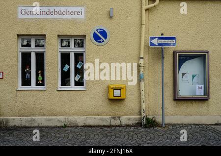 Der Bahnhof in der bayerischen Stadt Weßling im Bezirk Starnberg. Die Wände des Bahnhofs und der Nebengebäude sind mit Graffiti bedeckt. Stockfoto