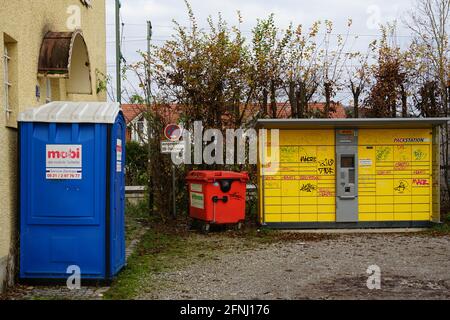 Der Bahnhof in der bayerischen Stadt Weßling im Bezirk Starnberg. Die Wände des Bahnhofs und der Nebengebäude sind mit Graffiti bedeckt. Stockfoto