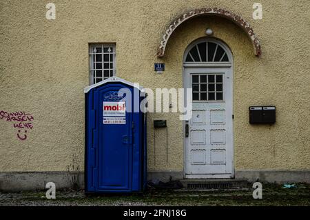 Blick auf eine öffentliche Toilette am Bahnhof. Die Wände des Bahnhofs und der Nebengebäude sind mit Graffiti bedeckt. Stockfoto