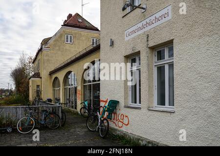 Eine Gemeinschaftsbibliothek in der Nähe des Bahnhofs in der bayerischen Stadt. Die Wände des Bahnhofs und der Nebengebäude sind mit Graffiti bedeckt. Stockfoto