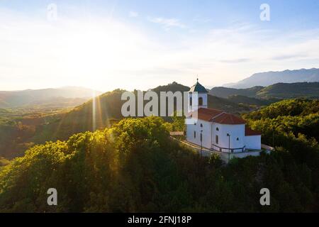 Luftaufnahme der Kirche St. Mihael auf dem Tabor-Hügel bei Erzelj, Vipava-Tal, Slowenien Stockfoto