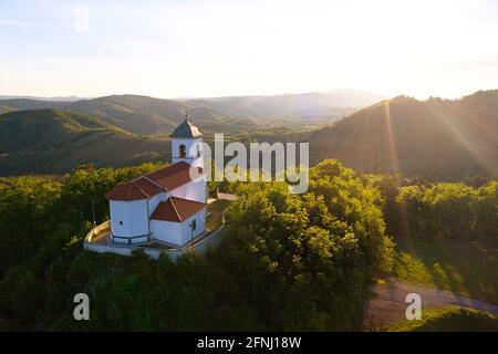 Luftaufnahme der Kirche St. Mihael auf dem Tabor-Hügel bei Erzelj, Vipava-Tal, Slowenien Stockfoto