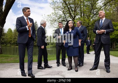 Kranj, Slowenien. Mai 2021. Staatschefs machen einen Spaziergang während des Brdo-Brijuni-Prozesses-Gipfels. Der slowenische Präsident Borut Pahor veranstaltete in Brdo pri Kranju einen Gipfel des Brdo-Brijuni-Prozesses, wo er mit den Präsidenten Albaniens, Kroatiens, Serbiens, Nordmakedoniens, Montenegros, Der Kosovo und das Trio des Präsidums von Bosnien und Herzegowina zum 10. Jahrestag der Initiative. Kredit: SOPA Images Limited/Alamy Live Nachrichten Stockfoto