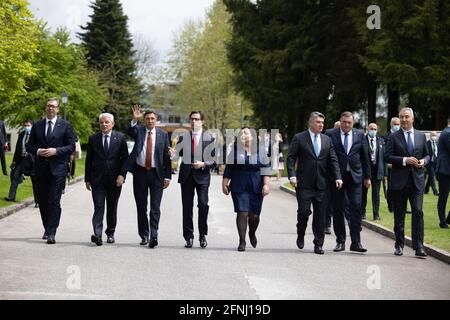 Kranj, Slowenien. Mai 2020. Staatschefs machen einen Spaziergang während des Brdo-Brijuni-Prozesses-Gipfels. Der slowenische Präsident Borut Pahor veranstaltete in Brdo pri Kranju einen Gipfel des Brdo-Brijuni-Prozesses, wo er mit den Präsidenten Albaniens, Kroatiens, Serbiens, Nordmakedoniens, Montenegros, Der Kosovo und das Trio des Präsidums von Bosnien und Herzegowina zum 10. Jahrestag der Initiative. Kredit: SOPA Images Limited/Alamy Live Nachrichten Stockfoto