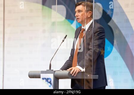 Kranj, Slowenien. Mai 2021. Der slowenische Präsident Borut Pahor spricht auf einer Pressekonferenz nach dem Gipfel des Brdo-Brijuni-Prozesses in Slowenien. Der slowenische Präsident Borut Pahor veranstaltete in Brdo pri Kranju einen Gipfel des Brdo-Brijuni-Prozesses, wo er mit den Präsidenten Albaniens, Kroatiens, Serbiens, Nordmakedoniens, Montenegros, Der Kosovo und das Trio des Präsidums von Bosnien und Herzegowina zum 10. Jahrestag der Initiative. Kredit: SOPA Images Limited/Alamy Live Nachrichten Stockfoto