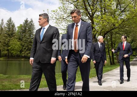 Kranj, Slowenien. Mai 2021. Staatschefs machen einen Spaziergang während des Brdo-Brijuni-Prozesses-Gipfels. Der slowenische Präsident Borut Pahor veranstaltete in Brdo pri Kranju einen Gipfel des Brdo-Brijuni-Prozesses, wo er mit den Präsidenten Albaniens, Kroatiens, Serbiens, Nordmakedoniens, Montenegros, Der Kosovo und das Trio des Präsidums von Bosnien und Herzegowina zum 10. Jahrestag der Initiative. Kredit: SOPA Images Limited/Alamy Live Nachrichten Stockfoto