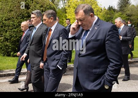 Kranj, Slowenien. Mai 2021. Staatschefs machen einen Spaziergang während des Brdo-Brijuni-Prozesses-Gipfels. Der slowenische Präsident Borut Pahor veranstaltete in Brdo pri Kranju einen Gipfel des Brdo-Brijuni-Prozesses, wo er mit den Präsidenten Albaniens, Kroatiens, Serbiens, Nordmakedoniens, Montenegros, Der Kosovo und das Trio des Präsidums von Bosnien und Herzegowina zum 10. Jahrestag der Initiative. Kredit: SOPA Images Limited/Alamy Live Nachrichten Stockfoto