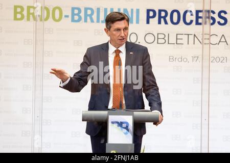 Kranj, Slowenien. Mai 2021. Der slowenische Präsident Borut Pahor spricht auf einer Pressekonferenz nach dem Gipfel des Brdo-Brijuni-Prozesses in Slowenien. Der slowenische Präsident Borut Pahor veranstaltete in Brdo pri Kranju einen Gipfel des Brdo-Brijuni-Prozesses, wo er mit den Präsidenten Albaniens, Kroatiens, Serbiens, Nordmakedoniens, Montenegros, Der Kosovo und das Trio des Präsidums von Bosnien und Herzegowina zum 10. Jahrestag der Initiative. Kredit: SOPA Images Limited/Alamy Live Nachrichten Stockfoto