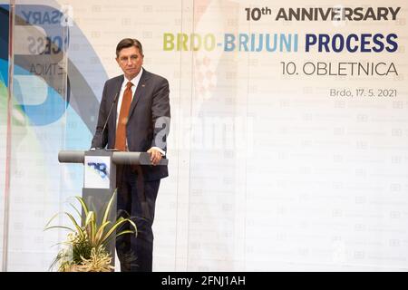 Kranj, Slowenien. Mai 2021. Der slowenische Präsident Borut Pahor spricht auf einer Pressekonferenz nach dem Gipfel des Brdo-Brijuni-Prozesses in Slowenien. Der slowenische Präsident Borut Pahor veranstaltete in Brdo pri Kranju einen Gipfel des Brdo-Brijuni-Prozesses, wo er mit den Präsidenten Albaniens, Kroatiens, Serbiens, Nordmakedoniens, Montenegros, Der Kosovo und das Trio des Präsidums von Bosnien und Herzegowina zum 10. Jahrestag der Initiative. Kredit: SOPA Images Limited/Alamy Live Nachrichten Stockfoto