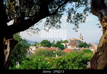 Provenzalisches Bergdorf Solliès-Ville im Frühling im Var Stockfoto