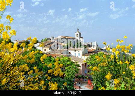 Provenzalisches Bergdorf Solliès-Ville im Frühling im Var Stockfoto