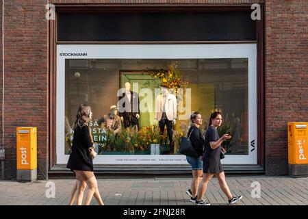 In Helsinki, Finnland, passieren Menschen das Stockmann-Kaufhausfenster mit Sommerkleidung Stockfoto