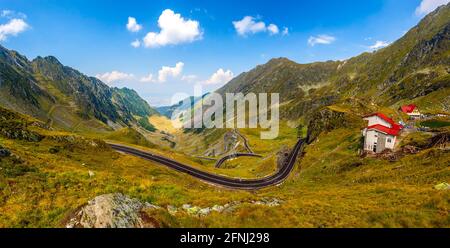 Beeindruckender Panoramablick auf die berühmte Transfagarasan Straße, Fagaras Berge, Sibiu County, Rumänien Stockfoto