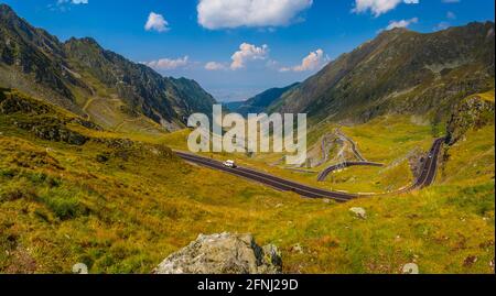 Beeindruckender Panoramablick auf die berühmte Transfagarasan Straße, Fagaras Berge, Sibiu County, Rumänien Stockfoto