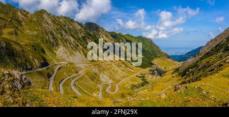 Beeindruckender Panoramablick auf die berühmte Transfagarasan Straße, Fagaras Berge, Sibiu County, Rumänien Stockfoto