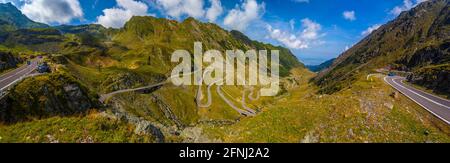 Beeindruckender Panoramablick auf die berühmte Transfagarasan Straße, Fagaras Berge, Sibiu County, Rumänien Stockfoto