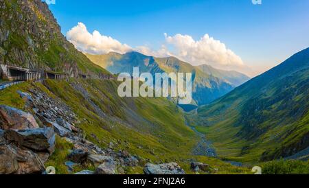 Beeindruckender Panoramablick auf die berühmte Transfagarasan-Straße, Fagaras-Berge, Kreis Arges, Rumänien Stockfoto