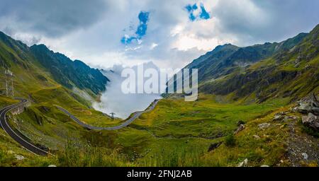 Beeindruckender Panoramablick auf die berühmte Transfagarasan-Straße an einem regnerischen Nachmittag, Fagaras-Berge, Sibiu County, Rumänien Stockfoto