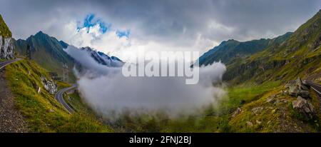 Beeindruckender Panoramablick auf die berühmte Transfagarasan-Straße an einem regnerischen Nachmittag, Fagaras-Berge, Sibiu County, Rumänien Stockfoto