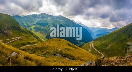 Beeindruckender Panoramablick auf die berühmte Transfagarasan-Straße, Fagaras-Berge, Kreis Arges, Rumänien Stockfoto