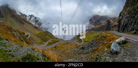 Beeindruckender Panoramablick auf die berühmte Transfagarasan-Straße an einem regnerischen Nachmittag, Fagaras-Berge, Sibiu County, Rumänien Stockfoto