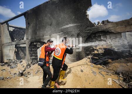 Gaza-Stadt, Palästina. Mai 2021. Palästinensische Feuerwehrleute beteiligen sich an den Bemühungen, ein Feuer auf eine Schwammfabrik zu löschen, nachdem sie im nördlichen Gazastreifen von israelischen Artilleriebünden getroffen wurde, so Zeugen. Kredit: SOPA Images Limited/Alamy Live Nachrichten Stockfoto