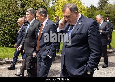 Kranj, Slowenien. Mai 2021. Staatschefs machen einen Spaziergang während des Brdo-Brijuni-Prozesses-Gipfels. Der slowenische Präsident Borut Pahor veranstaltete in Brdo pri Kranju einen Gipfel des Brdo-Brijuni-Prozesses, wo er mit den Präsidenten Albaniens, Kroatiens, Serbiens, Nordmakedoniens, Montenegros, Der Kosovo und das Trio des Präsidums von Bosnien und Herzegowina zum 10. Jahrestag der Initiative. (Foto: Luka Dakskobler/SOPA Images/Sipa USA) Quelle: SIPA USA/Alamy Live News Stockfoto