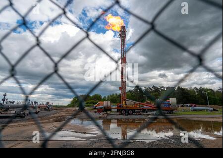 17. Mai 2021, Sachsen-Anhalt, Griebo: Gas wird an einer mobilen Fackelanlage auf der Station des Fernleitungsbetreibers Ontras Gastransport in Apollensdorf abgebrannt. Ontras erneuert seit August 2019 die Gaspipeline Neugattersleben (Nienburg) - Trajuhn nordöstlich von Wittenberg. Diese Pipeline ist eine wichtige Verkehrsroute für die Energieversorgung von Sachsen-Anhalt und den angrenzenden Regionen. Bevor mit den Arbeiten am entsprechenden Abschnitt der Pipeline begonnen werden kann, wird der Druck im nachgelagerten Netz so weit wie möglich gesenkt. Statt das Restgas in die Atmosphäre zu blasen Stockfoto