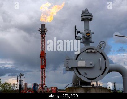 17. Mai 2021, Sachsen-Anhalt, Griebo: Gas wird an einer mobilen Fackelanlage auf der Station des Fernleitungsbetreibers Ontras Gastransport in Apollensdorf abgebrannt. Ontras erneuert seit August 2019 die Gaspipeline Neugattersleben (Nienburg) - Trajuhn nordöstlich von Wittenberg. Diese Pipeline ist eine wichtige Verkehrsroute für die Energieversorgung von Sachsen-Anhalt und den angrenzenden Regionen. Bevor mit den Arbeiten am entsprechenden Abschnitt der Pipeline begonnen werden kann, wird der Druck im nachgelagerten Netz so weit wie möglich gesenkt. Statt das Restgas in die Atmosphäre zu blasen Stockfoto