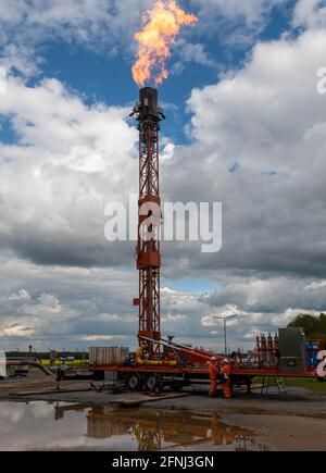 17. Mai 2021, Sachsen-Anhalt, Griebo: Gas wird an einer mobilen Fackelanlage auf der Station des Fernleitungsbetreibers Ontras Gastransport in Apollensdorf abgebrannt. Ontras erneuert seit August 2019 die Gaspipeline Neugattersleben (Nienburg) - Trajuhn nordöstlich von Wittenberg. Diese Pipeline ist eine wichtige Verkehrsroute für die Energieversorgung von Sachsen-Anhalt und den angrenzenden Regionen. Bevor mit den Arbeiten am entsprechenden Abschnitt der Pipeline begonnen werden kann, wird der Druck im nachgelagerten Netz so weit wie möglich gesenkt. Statt das Restgas in die Atmosphäre zu blasen Stockfoto