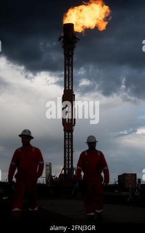 17. Mai 2021, Sachsen-Anhalt, Griebo: Gas wird an einer mobilen Fackelanlage auf der Station des Fernleitungsbetreibers Ontras Gastransport in Apollensdorf abgebrannt. Ontras erneuert seit August 2019 die Gaspipeline Neugattersleben (Nienburg) - Trajuhn nordöstlich von Wittenberg. Diese Pipeline ist eine wichtige Verkehrsroute für die Energieversorgung von Sachsen-Anhalt und den angrenzenden Regionen. Bevor mit den Arbeiten am entsprechenden Abschnitt der Pipeline begonnen werden kann, wird der Druck im nachgelagerten Netz so weit wie möglich gesenkt. Statt das Restgas in die Atmosphäre zu blasen Stockfoto