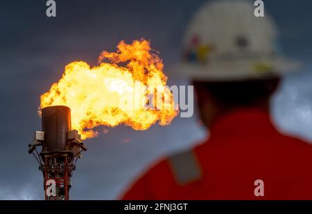 17. Mai 2021, Sachsen-Anhalt, Griebo: Gas wird an einer mobilen Fackelanlage auf der Station des Fernleitungsbetreibers Ontras Gastransport in Apollensdorf abgebrannt. Ontras erneuert seit August 2019 die Gaspipeline Neugattersleben (Nienburg) - Trajuhn nordöstlich von Wittenberg. Diese Pipeline ist eine wichtige Verkehrsroute für die Energieversorgung von Sachsen-Anhalt und den angrenzenden Regionen. Bevor mit den Arbeiten am entsprechenden Abschnitt der Pipeline begonnen werden kann, wird der Druck im nachgelagerten Netz so weit wie möglich gesenkt. Statt das Restgas in die Atmosphäre zu blasen Stockfoto