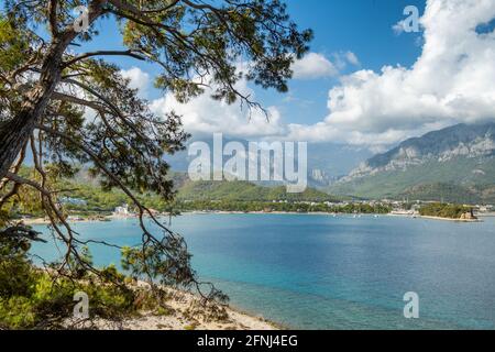Mediterrane Meereslandschaft im Ferienort Kemer, Antalya, Türkei. Stockfoto