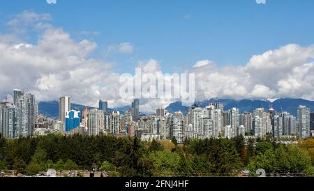 Skyline im Stadtzentrum von Vancouver im Jahr 2021 mit North Shore Mountains im Hintergrund, Vancouver, British Columbia, Kanada Stockfoto