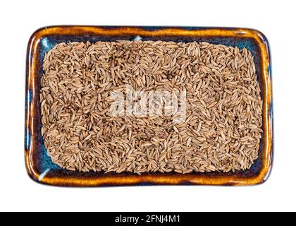 Draufsicht auf Kümmel Früchte in Keramikschale Ausschnitt auf Weißer Hintergrund Stockfoto