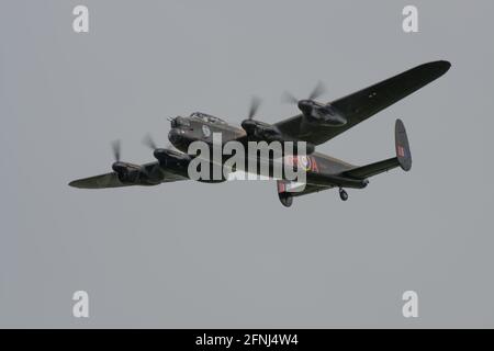 Avro Lancaster FM213 des Canadian Warplane Heritage Museum und Gemalt in den Kriegsfarben von KB726 von No 419 „Elch“-Geschwader RCAF Stockfoto