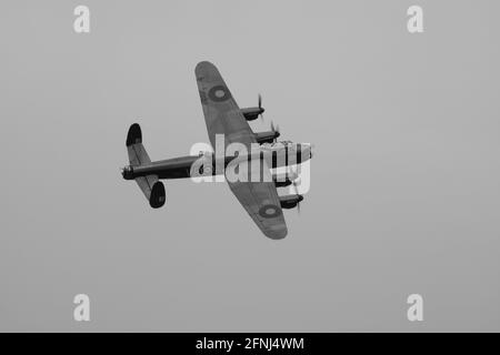 Monobild des Canadian Warplane Heritage Museum Lancaster Bombers In den Markierungen von KB726 von No419 'Elch' Geschwader von Der RCAF zu Besuch in Großbritannien Stockfoto