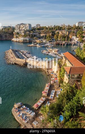 Nicht identifizierte Menschen sonnen sich am kleinen Strand in der Kaleici Altstadt von Antalya. Stockfoto