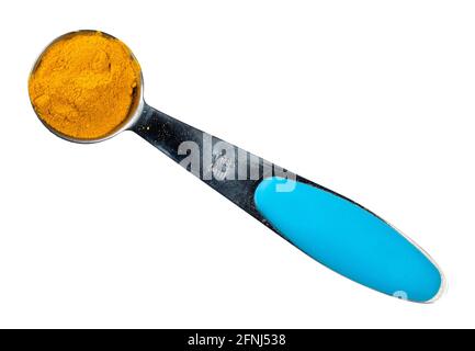 Draufsicht auf Kurkuma Pulver (Curcuma Longa) Bei der Messung Teelöffel Ausschnitt auf weißem Hintergrund Stockfoto