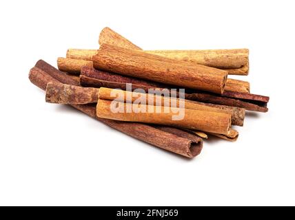Eine Handvoll chinesischer Zimt (Cassia)-Sticks aus der Nähe auf weißem Hintergrund Stockfoto
